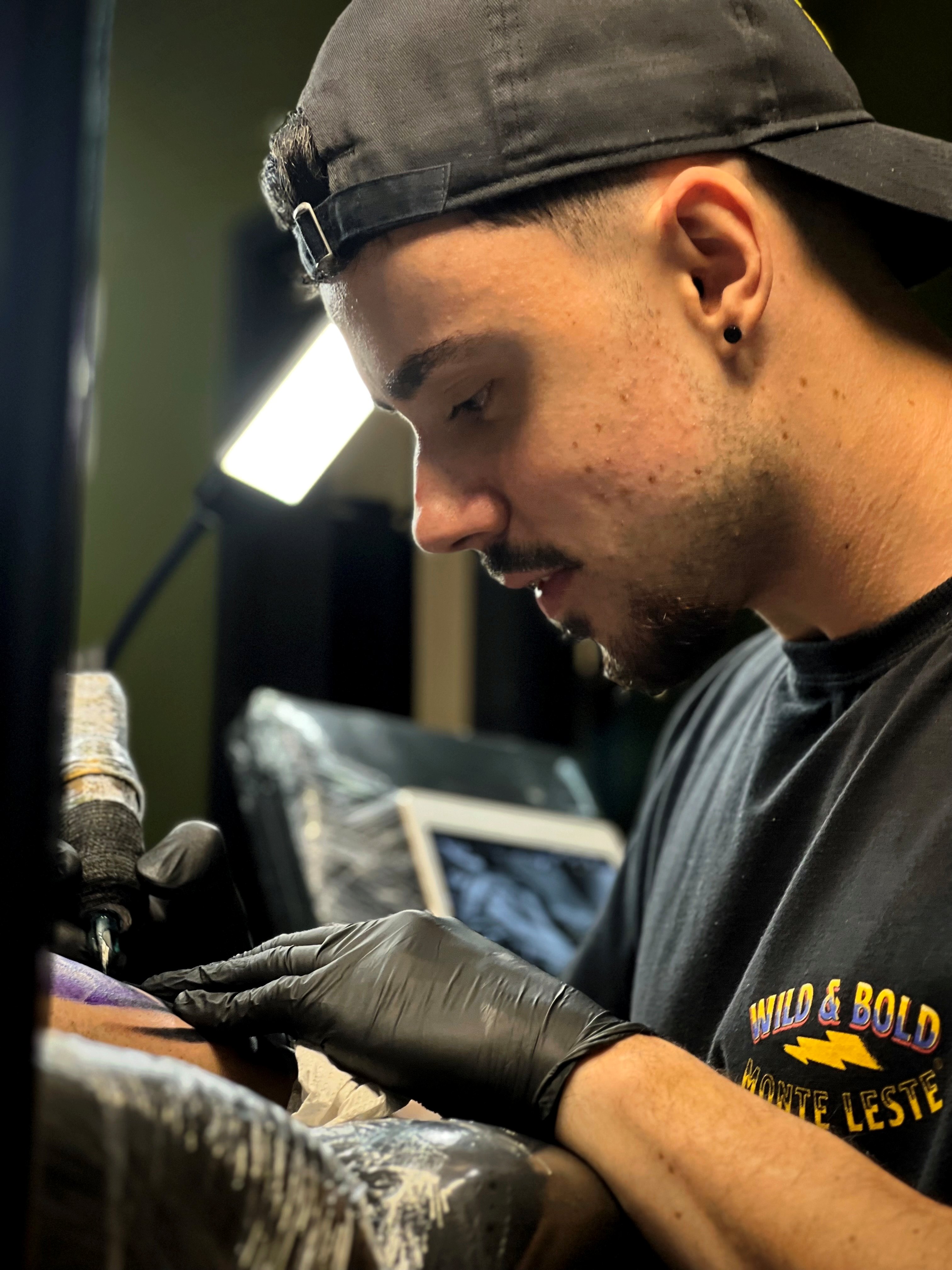 Lucas Reis tatuando
