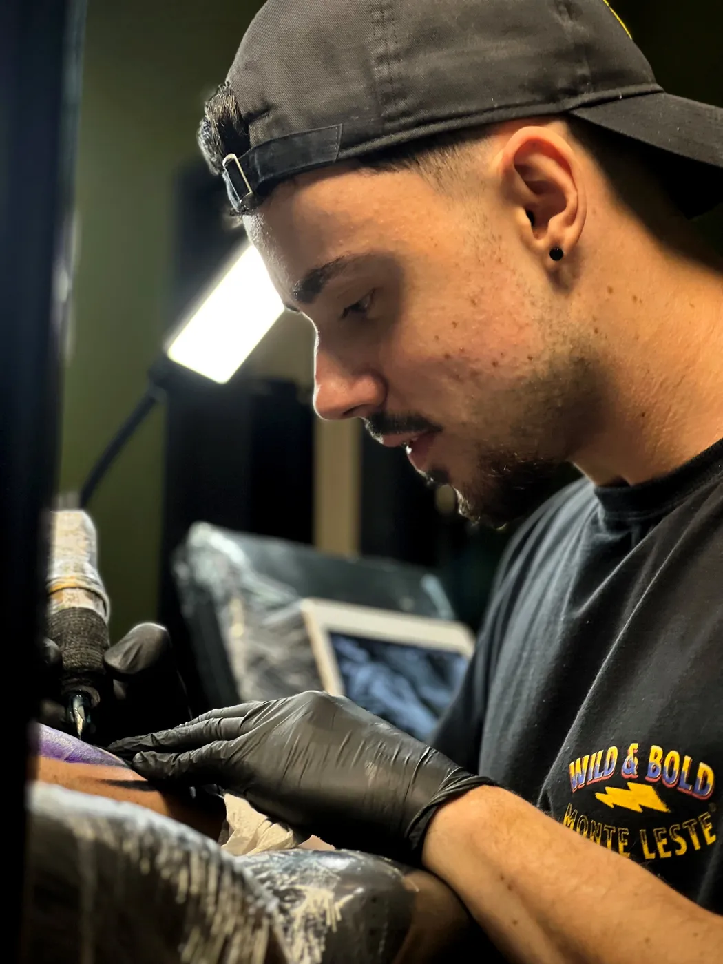 Lucas Reis tatuando